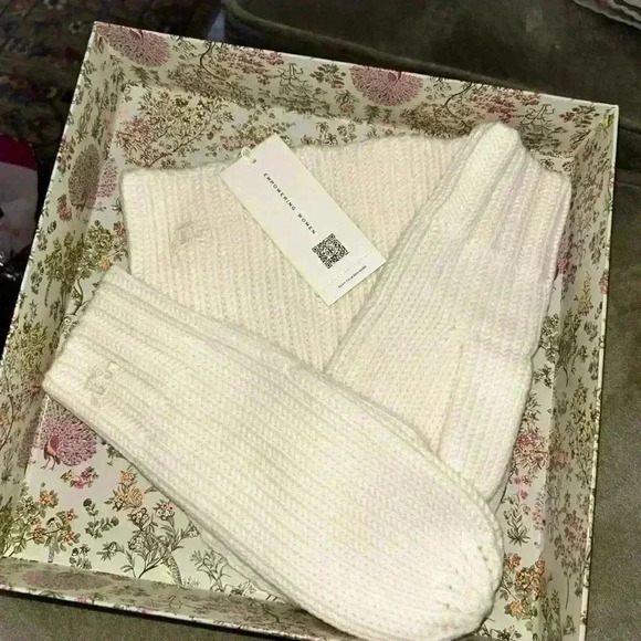 Tory Burch Accessories  Ribbed Merino Mittens And Hat Cream/White Size: Os - Picture 7 of 7